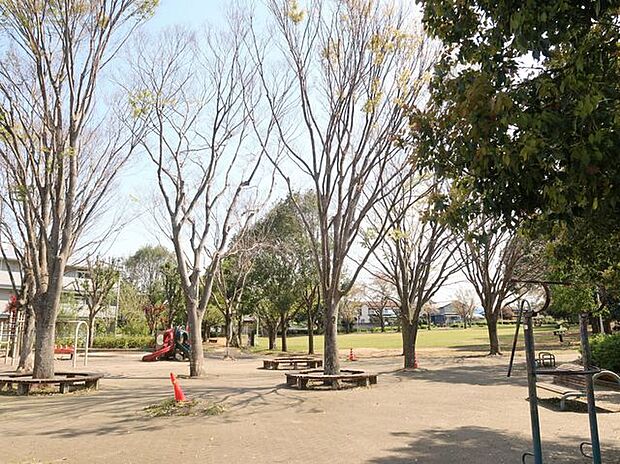 誉田南公園 徒歩7分。「誉田局」停徒歩4分(約300m)で、公共交通機関でのアクセスもスムーズです。複合遊具や砂場、テニスコート、お花見ができる場所もあり、子どもから大人まで楽しめる公園です…