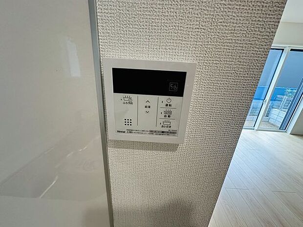 【給湯器リモコン/2号棟】わざわざ浴室まで行く必要がなく、手元操作で簡単にお風呂の運転が出来て便利です。