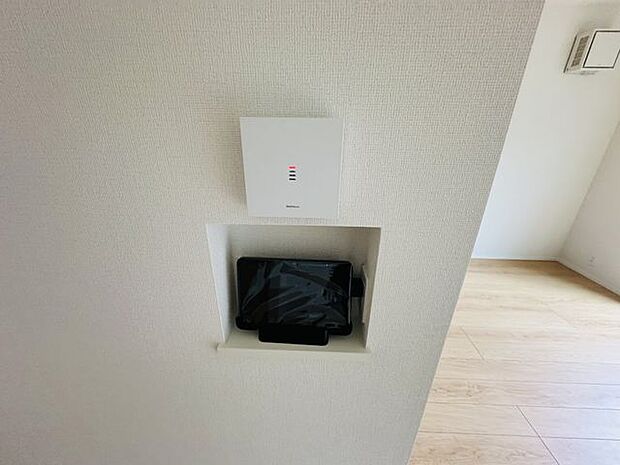 【その他設備/2号棟】生活感を抑えられるリモコンニッチが設けられています。