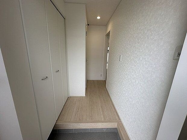 【玄関】収納が備わっているため、玄関をスッキリと保てそうです。