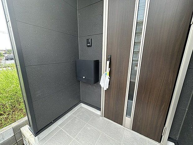 【玄関】玄関ポーチは屋根付きで、雨の日も濡れにくく落ち着いて出入りできます。