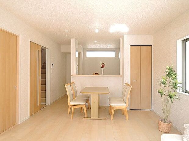 【LDK/同仕様】お互いの顔を見ながら会話ができる対面仕様のシステムキッチンが採用されています。※実際とは異なる場合があります。