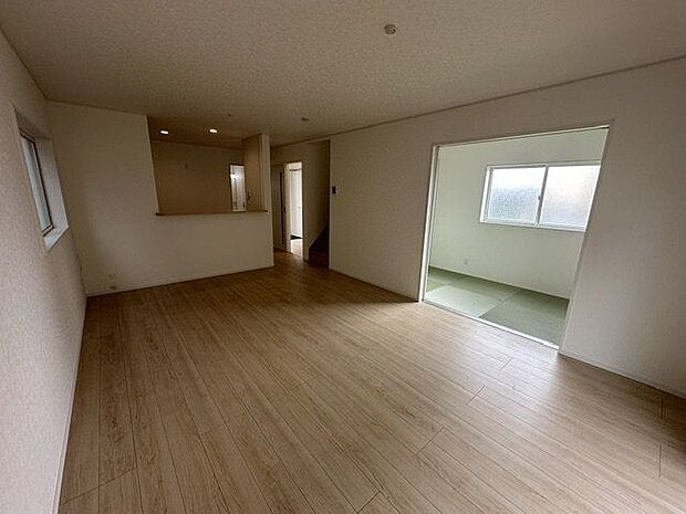 【LDK】約17帖のゆとりあるLDK。落ち着いた印象でご家族が自然と集まりそうです。対面式キッチン・リビング階段が採用され、ご家族とのコミュニケーションが深まります。