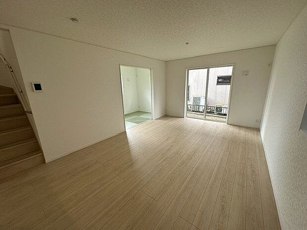 【LDK】ご家族が集うLDKは、南向きの明るい住空間です。客間や家事室、お子様のプレイルームなど、多用途に活用できる和室が隣接しています。