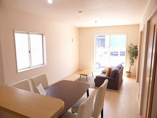 【LDK/同仕様】LDKは2面採光で、明るく風通しの良い空間。ご家族の寛ぎの場所になりそうです。※実際とは異なる場合があります。