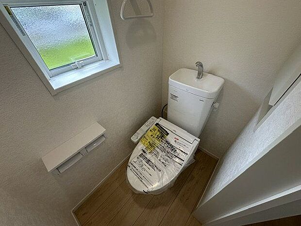 【トイレ/1階】年間を通して快適にご利用いただける、温水洗浄便座付きのトイレです。