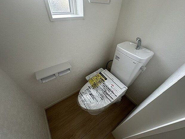 【トイレ/2階】トイレは各階に配置されています。朝の混み合う時間帯や来客時も気兼ねなくご利用いただけます。