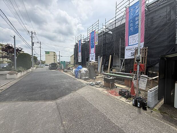 【前面道路含む現地】徒歩9分圏内にスーパー・コンビニ・ドラッグストア・ホームセンターが揃っています。日常のお買い物がスムーズに行えそうです。