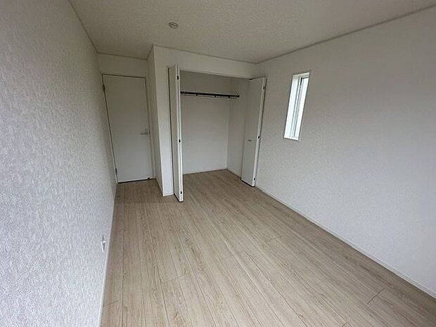 【洋室/約6.5帖】各洋室に収納が備わっているため、ご家族それぞれの私物が管理しやすいです。収納家具を最小限に抑え、住空間を有効活用できます。