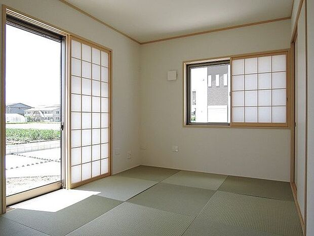 【和室/同仕様】モダンな印象の洋風和室。収納スペースが備わっています。※実際とは異なる場合があります。
