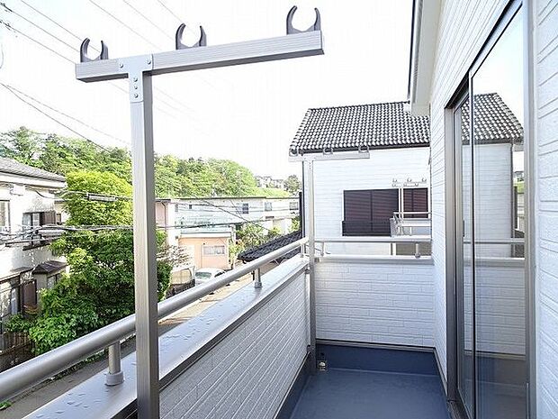【バルコニー/同仕様】南向きにつき、洗濯物が気持ちよく乾きそうです。※実際とは異なる場合があります。