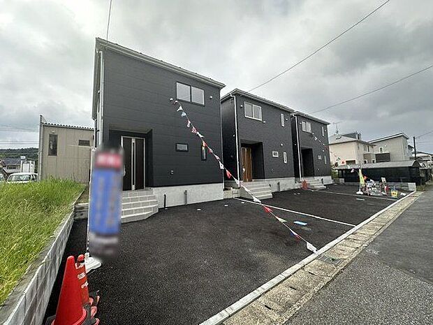 【前面道路含む外観】前面道路の幅員はゆとりがあるため、車同士のすれ違いや入出庫も落ち着いて対応できそうです。