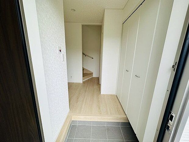 【玄関】靴や傘、外出時に使用する小物などを収納できる玄関収納付きです。