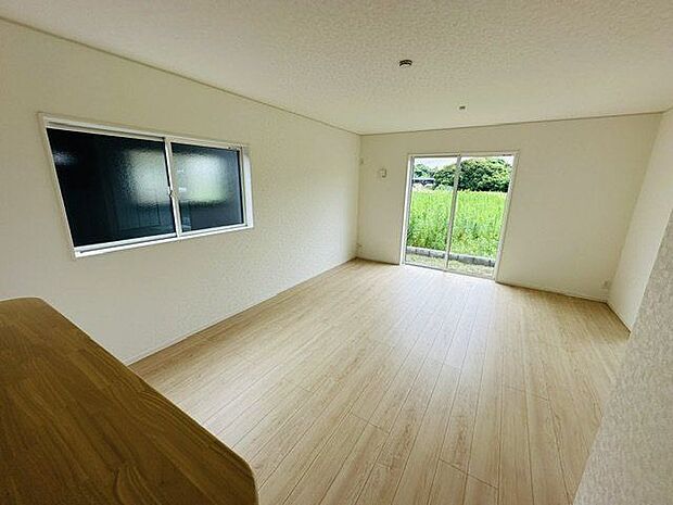 【LDK】ご家族が集うLDKは、2面採光が確保された明るい住空間です。