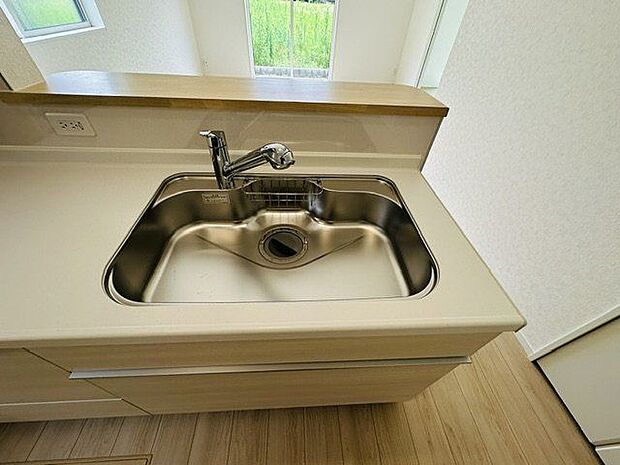 【キッチン】手元が見えにくく、散らかりがちな調理スペースの生活感を抑えることができます。