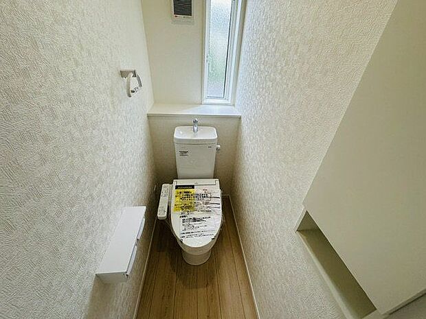 【トイレ/1階】年間を通して快適に利用できる、温水洗浄便座付きのトイレです。