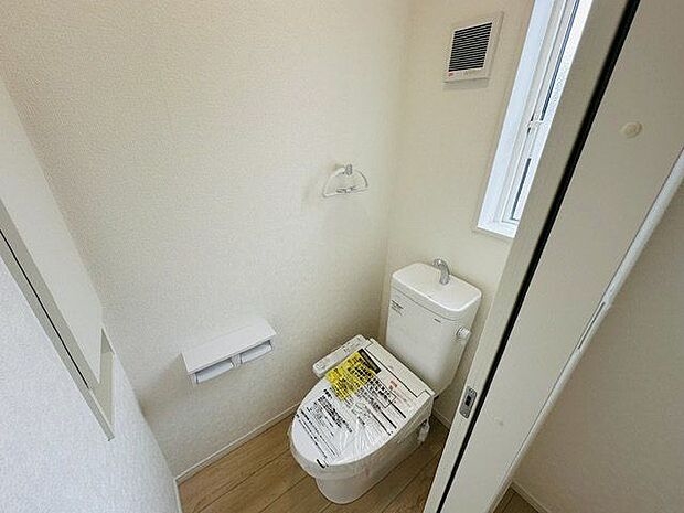 【トイレ/2階】トイレは各階に設けられています。朝の忙しい時間帯や来客時にも気兼ねなく利用できます。