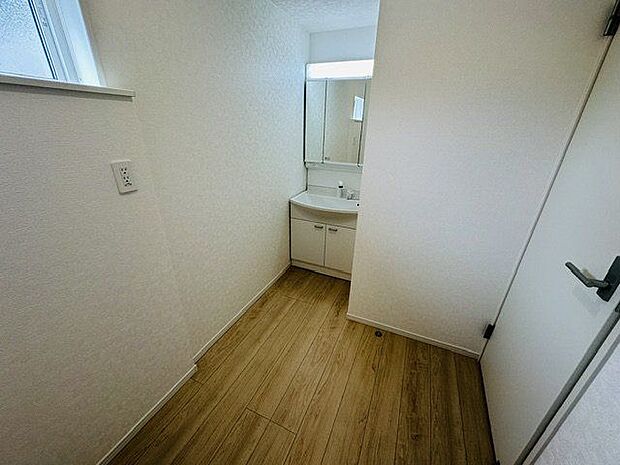 【洗面台】朝の身支度をスムーズに行える三面鏡タイプの洗面台です。