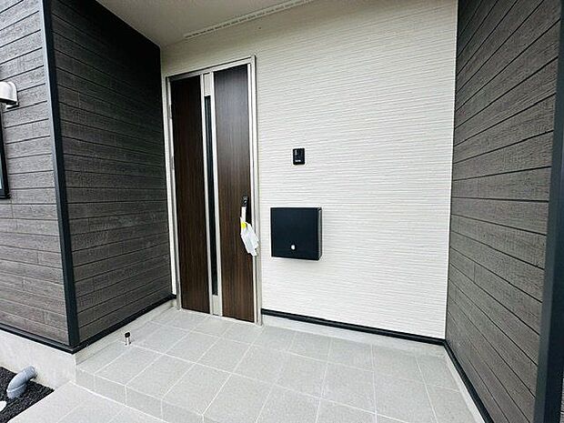 【外観/4号棟】玄関ポーチは屋根付きのため、雨の日も落ち着いて出入りできます。