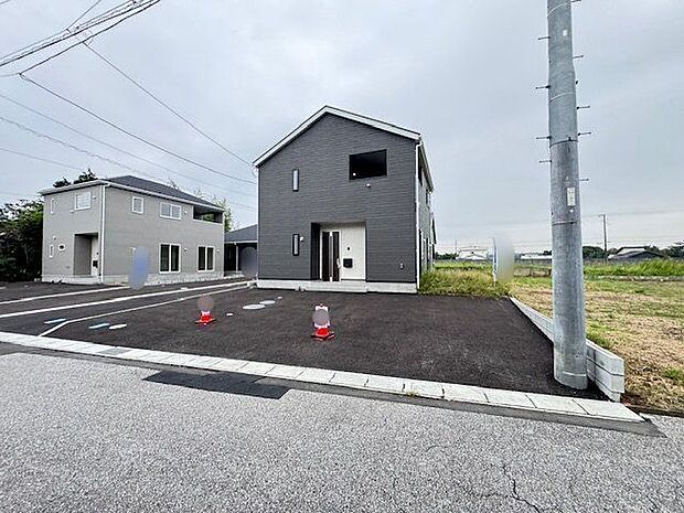 【外観/4号棟】モニター付きインターホンや人感センサー付き玄関灯、防犯カメラなどが備わり、セキュリティ面にも配慮されています。