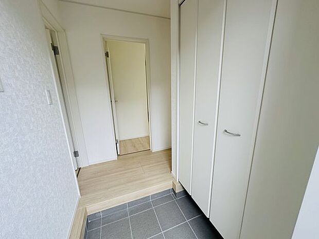 【玄関】靴や傘、外出時に使用する小物などを収納できる玄関収納付きです。
