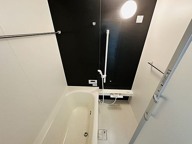【浴室】浴室換気暖房乾燥機付き。雨天時の洗濯物乾燥はもちろん、浴室内の湿気やカビ対策にも役立ちます。