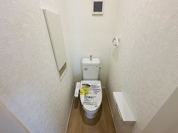 【トイレ】年間を通して快適に利用できる、温水洗浄便座付きのトイレです。