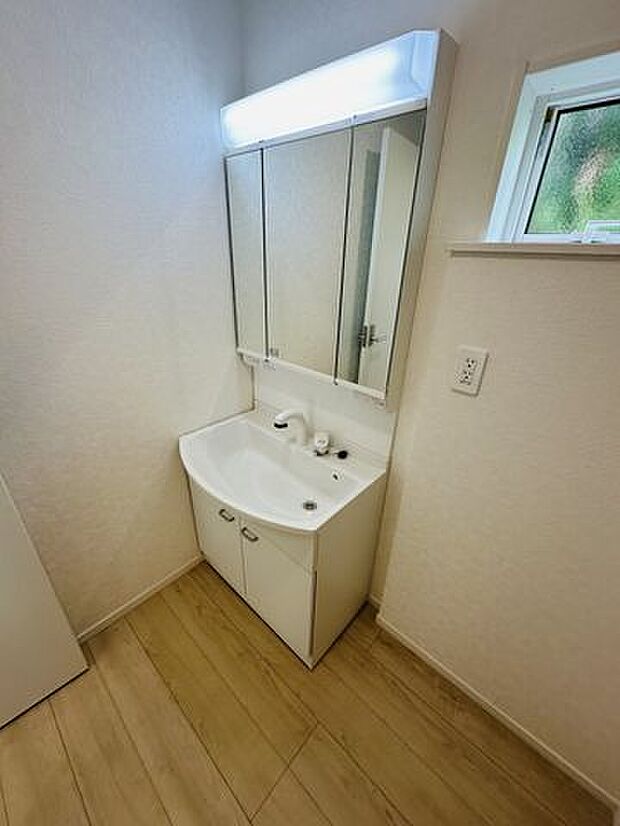 【洗面台】朝の身支度をスムーズに行える三面鏡タイプの洗面台です。