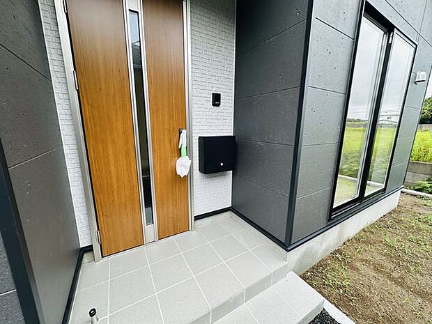 【外観/2号棟】モニター付きインターホンや人感センサー付き玄関灯、防犯カメラなどが備わり、セキュリティ面にも配慮されています。