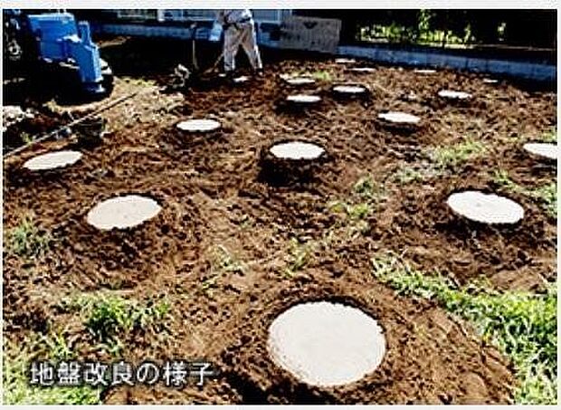 【スウェーデン式サウンディング試験】◆木造住宅建設の際の地盤調査においてよく用いられます。深さ10mまでの地盤の固さを測定することが可能で、地盤調査は建物の形状と建てる位置が決まってから行います。