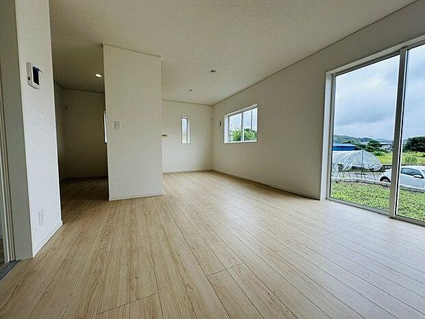 【LDK】南西向きの窓が配され、お部屋の奥までしっかり光が届きます。空気の入れ替えもしやすく、心地よい空間でご家族団らんのひとときを過ごせます。