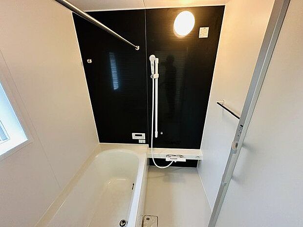 【浴室】シャワーヘッドの高さ調節ができるスライドバーが設置されています。窓付きのため換気がしやすく、カビの抑制にもつながります。
