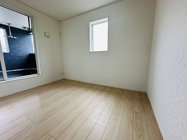 【洋室/約5.7帖】子ども部屋やワークスペースとして重宝します。勉強や仕事の合間に、バルコニーに出て気軽にリフレッシュできます。