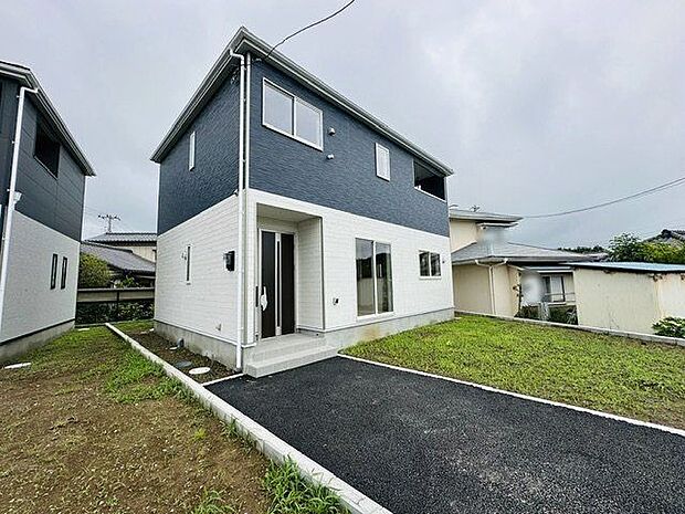 【庭/2号棟】ゆとりある庭スペースが設けられています。周辺環境も合わせて、ぜひお気軽にお問い合わせください。