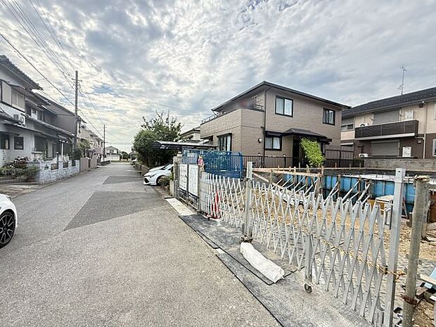 【前面道路含む現地写真】前面道路は幅員約6m。お車の出し入れやすれ違いにも落ち着いて対応できます。見通しのよい直線道路で、お出かけの際も安全確認がしやすいです。