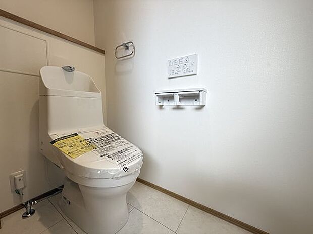 【トイレ/施工例】年間を通して快適に使用できる温水洗浄便座付きです。※実際とは異なる場合があります。