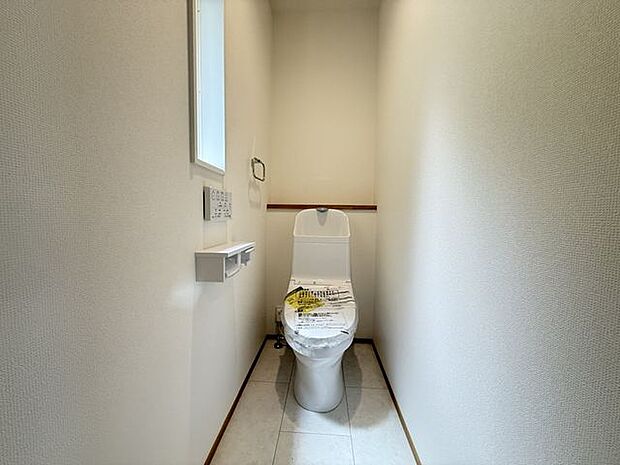 【トイレ/施工例】各階トイレ付きです。どの居室で過ごしていても、階を移動せずに利用できるため便利です。※実際とは異なる場合があります。