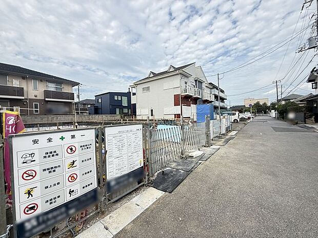 【前面道路含む現地写真】JR内房線「木更津」駅徒歩10分。通勤通学や休日のお出かけに便利な立地です。小学校・幼稚園・公園が徒歩9分圏内に揃い、子育て世帯にもおすすめのエリア。