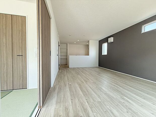 【LDK】キッチン背面には可動棚が設けられているので、食器などが収納できます。