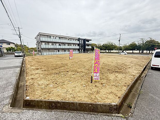 【前面道路含む現地写真】第1種低層住居専用地域内の、穏やかな住環境です。スーパーまで徒歩4分と、生活利便性も兼ね備えたエリアです。