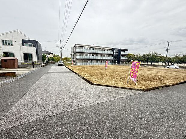 【前面道路含む現地写真】小学校まで徒歩2分、公園まで徒歩3分◎子育て世帯にもうれしい立地です。