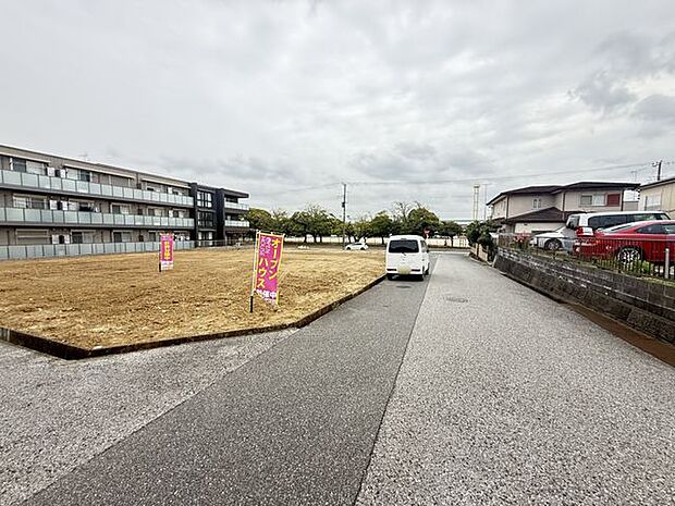 【前面道路含む現地写真】周辺には落ち着いた住宅街が広がり、ご家族との穏やかな暮らしが期待できます。