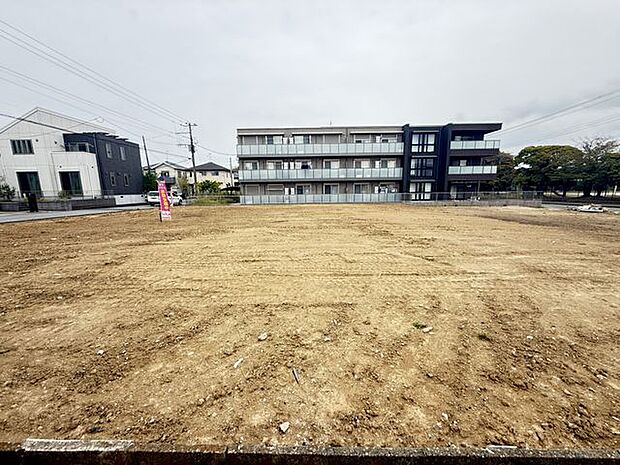 【現地写真】前面道路と建物の間にカースペースが配置され、外からの視線が気になりにくい設計。プライバシー性と開放感を両立した暮らしが期待できます。