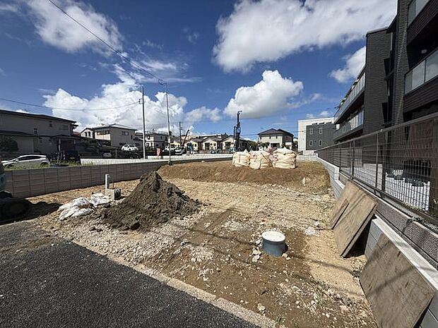 【前面道路含む現地写真】前面道路と建物の間にカースペースが配置され、外からの視線が気になりにくい設計。プライバシー性と開放感を両立した暮らしが期待できます。