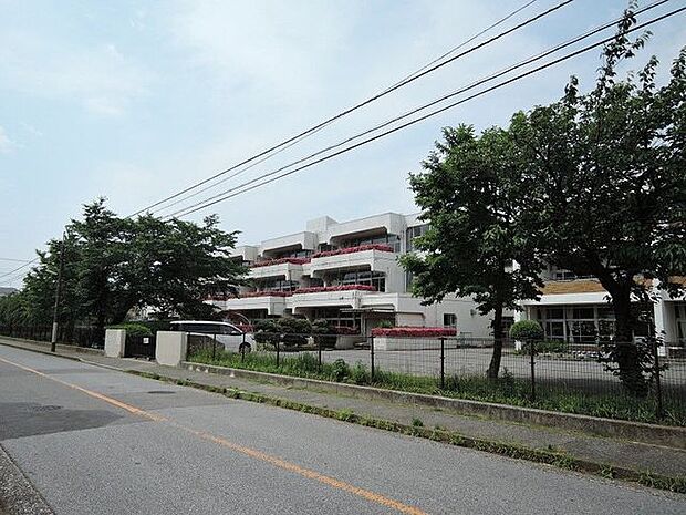 袖ケ浦市立長浦小学校 徒歩2分。目標は『「やさしさ、かしこさ、たくましさ」を自ら考え実践できるやかたっ子をめざして~笑顔あふれる長浦小~』です。 160m