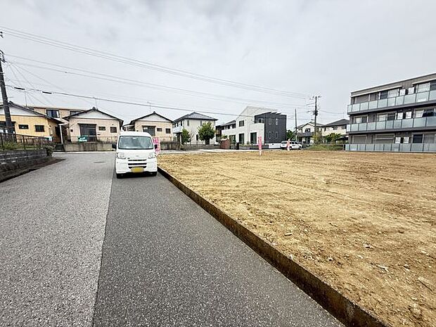 【前面道路含む現地写真】第1種低層住居専用地域内の、穏やかな住環境です。スーパーまで徒歩4分と、生活利便性も兼ね備えたエリアです。