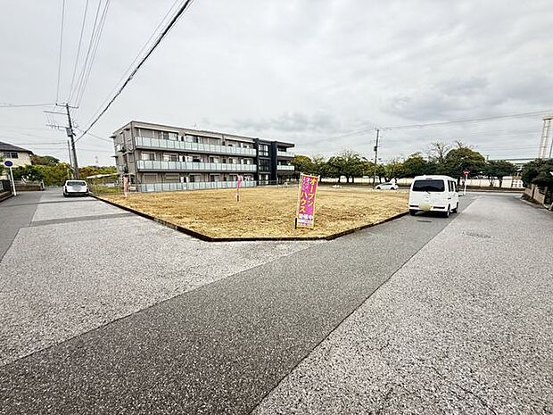 【前面道路含む現地写真】周辺には落ち着いた住宅街が広がり、ご家族との穏やかな暮らしが期待できます。