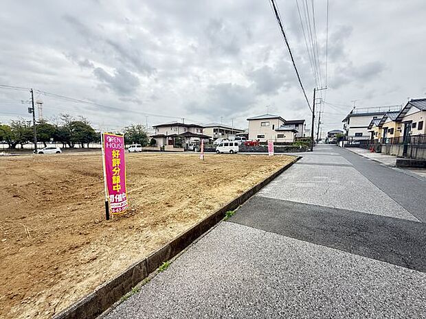 【前面道路含む現地写真】ご家族の快適な暮らしに寄り添う住まいです◎