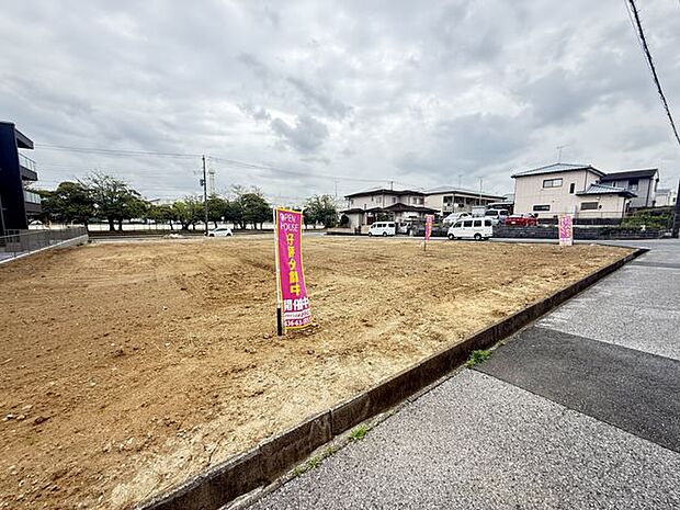 【前面道路含む現地写真】暮らしやすさにこだわった4LDK。ゆとりある広さの敷地も魅力です。