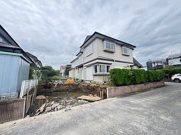 【現地写真】北東角地に位置し、採光・風通しを確保しやすい立地です。大切なお車を雨風から守る1台分のカーポート付き(車種による)。※駐車場増設工事中です。